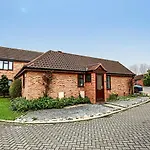 Homely Two Bedroom Bungalow In Milton Keynes With Sky Tv, Free Wifi & Parking By Hp Accommodation