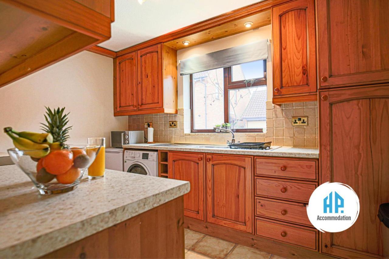 Homely Two Bedroom Bungalow In With Sky Tv, Free Wifi & Parking By Hp Apartment *