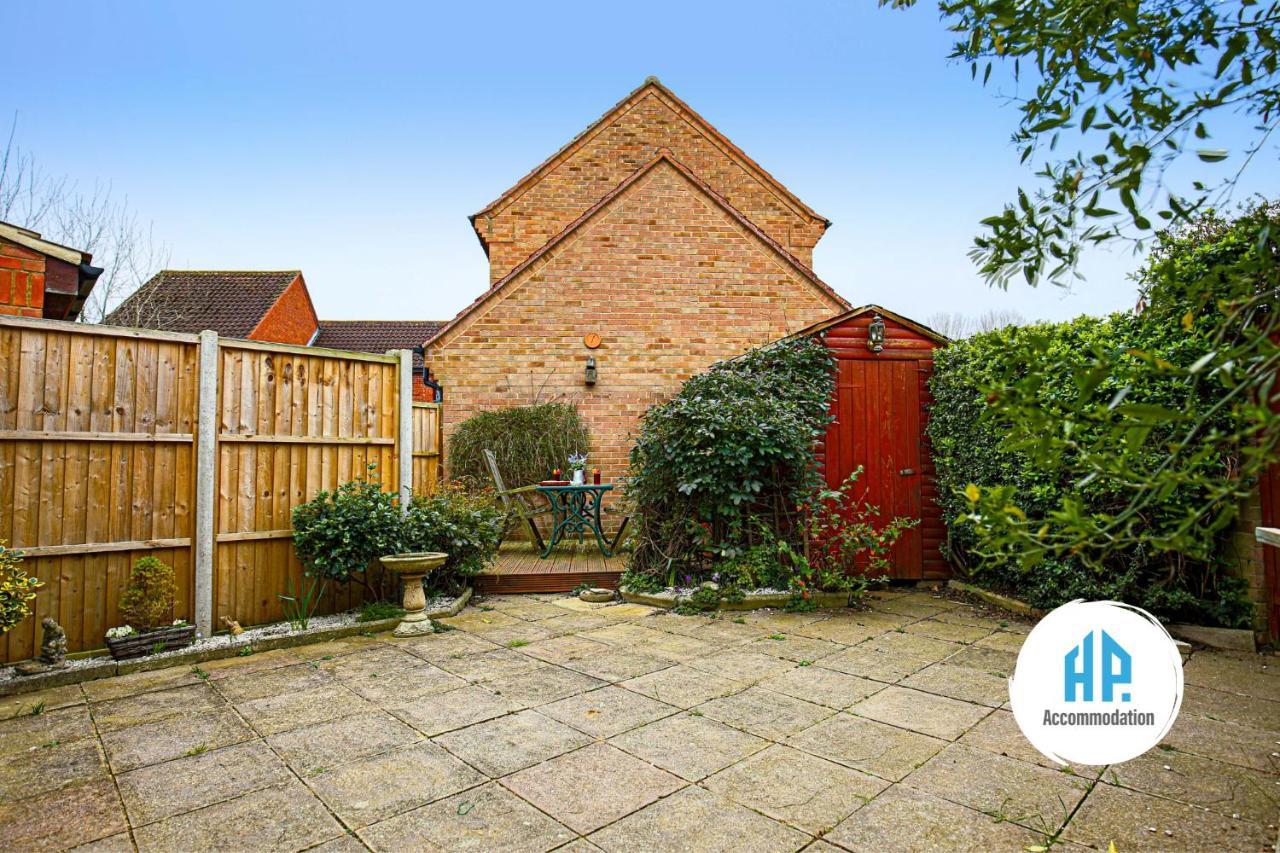 Homely Two Bedroom Bungalow In With Sky Tv, Free Wifi & Parking By Hp Apartment Milton Keynes