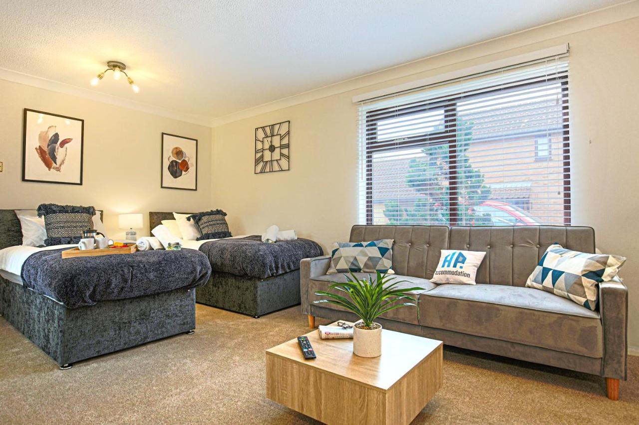 Apartment Homely Two Bedroom Bungalow In With Sky Tv, Free Wifi & Parking By Hp *