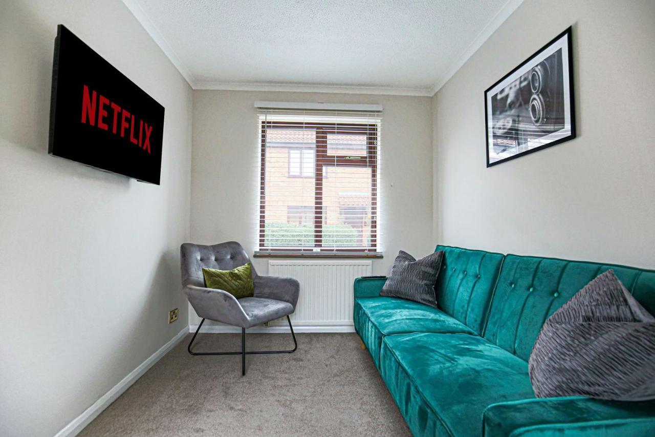 Homely Two Bedroom Bungalow In With Sky Tv, Free Wifi & Parking By Hp Apartment
